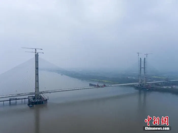 湖北赤壁长江公路大桥将与嘉鱼长江公路大桥共同形成鄂南与江汉平原双通道过江交通格局，拉动区域经济社会发展。李翔 摄