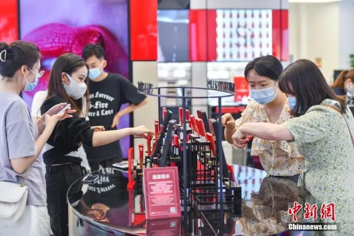 资料图：顾客在中免集团海口日月广场免税店选购化妆品。 中新社记者 骆云飞 摄