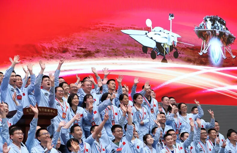 航天科研人员在北京航天飞行控制中心指挥大厅庆祝我国首次火星探测任务着陆火星成功(5月15日摄)。新华社记者 金立旺 摄