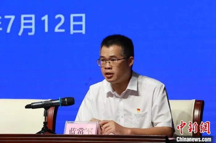 平果市工业和信息化局局长蓝常军在新闻发布会上回答记者提问。　谢立 摄
