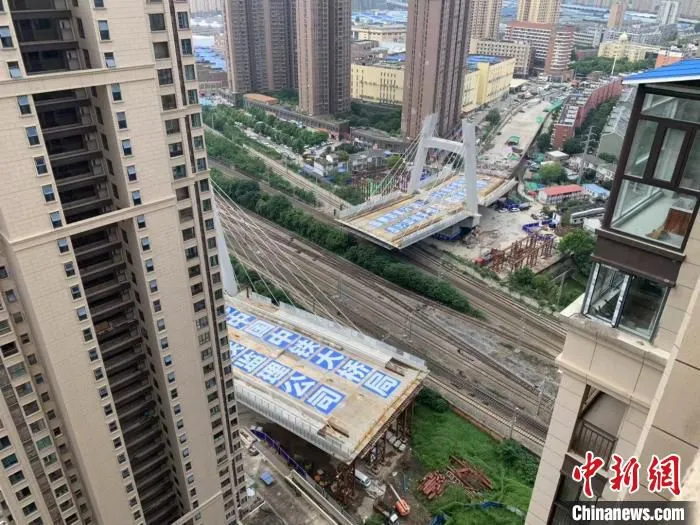 图为，武汉建安街上跨铁路桥东主塔墩梁体转体前 丁凯 摄