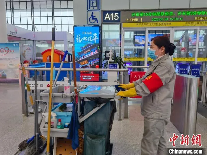 图为敖存娜推着保洁小车巡视候车区域卫生保洁情况。　杨桂莲 摄