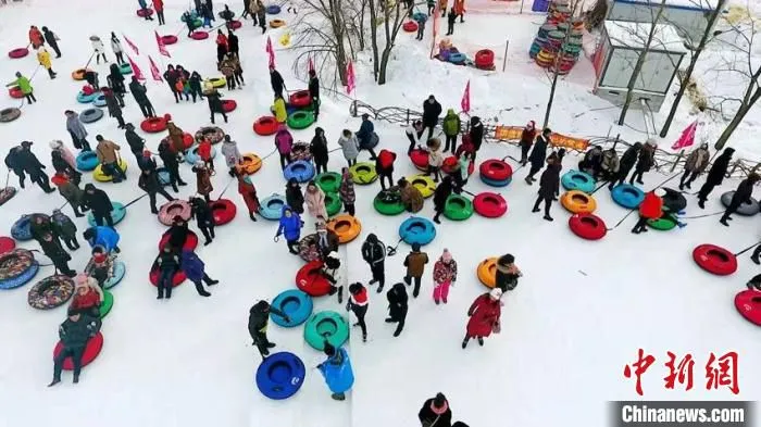 游人雪场“撒欢” 舒兰市委宣传部供图