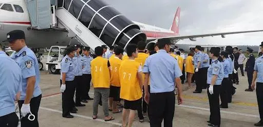 网友爆料：登机前一天，我和女友被叫去公安局接受调查