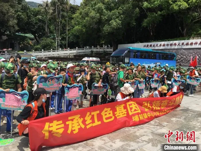 图为来自河源市埔前中学的师生在“东江纵队纪念馆”参观学习。　宋秀杰摄 摄