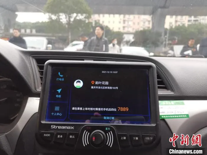 图为出租车车载智能终端上的订单信息。　张旭 摄