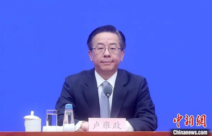 7月7日，中国国务院新闻办公室在北京举行新闻发布会，介绍2021年生态文明贵阳国际论坛有关情况。生态文明贵阳国际论坛贵州省服务保障工作领导小组组长、贵州省委常委、省委宣传部部长卢雍政出席。 中新社记者 张宇 摄 
