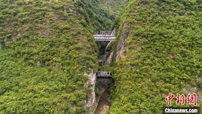 峨汉高速峨眉至峨边段穿越崇山峻岭。　刘忠俊 摄