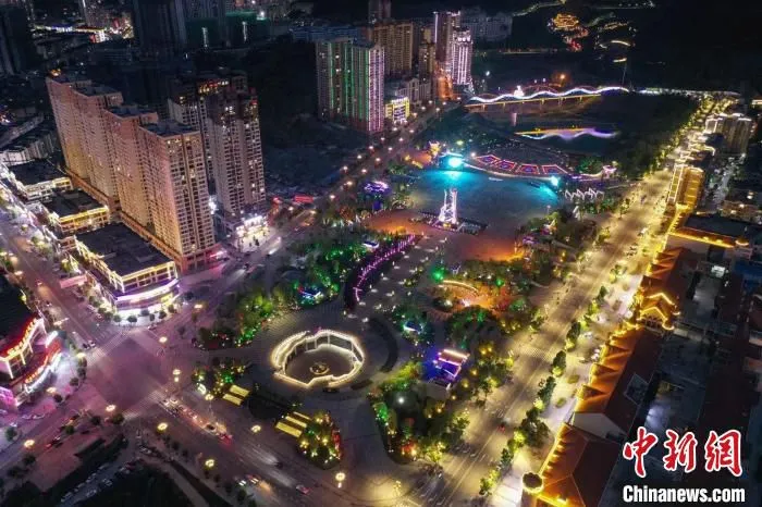 航拍贵州正安吉他广场夜景。　　瞿宏伦 摄