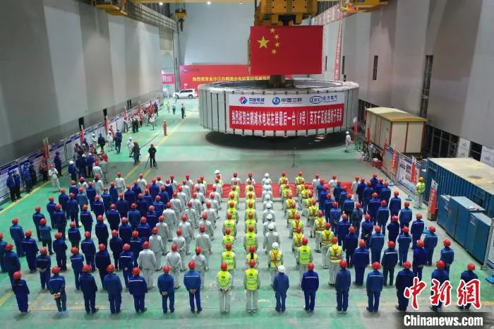 图为白鹤滩水电站8号机组转子吊装现场。　徐淑勇 摄