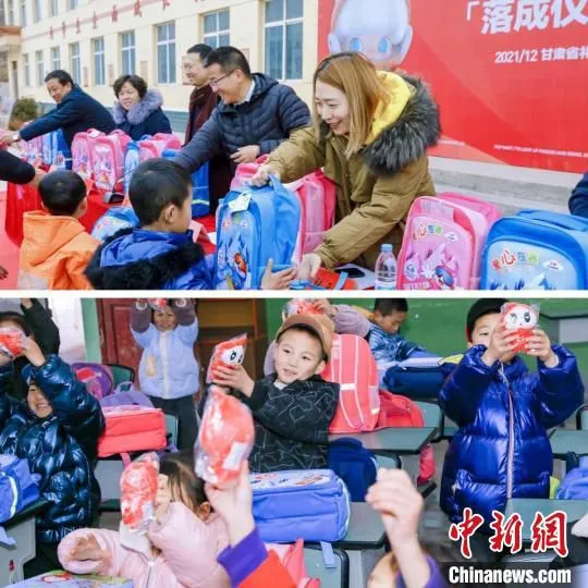孩子们获发美术包。　中国扶贫基金会供图。
