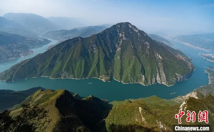 图为3月25日，从奉节三峡之巅拍摄的长江景观。
中新社记者 何蓬磊 摄