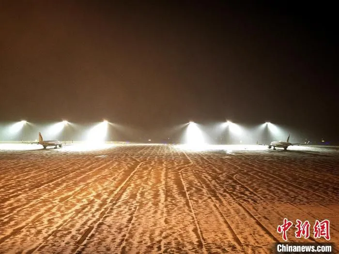 图为民航空管分局气象台进行降雪天气保障。　王婧菲 摄