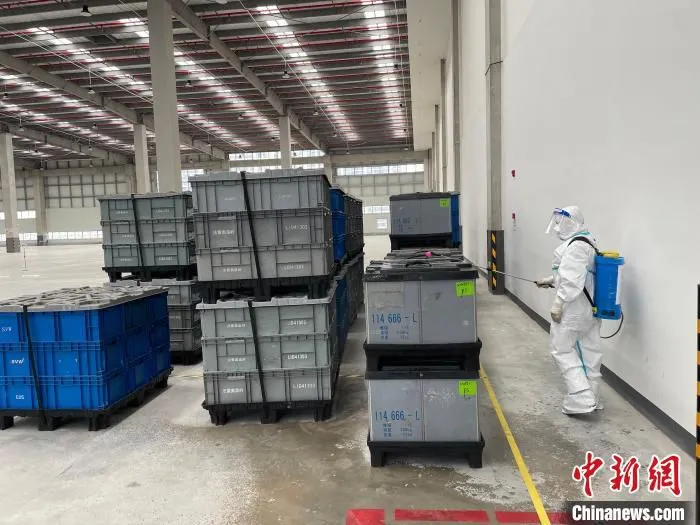 工作人员对货物进行消毒。　钱塘区商务局供图