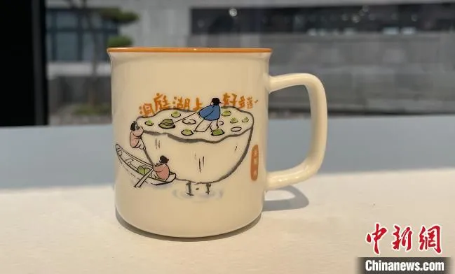 醴陵陶瓷与茶颜悦色联合推出的合作款。　傅聪 摄