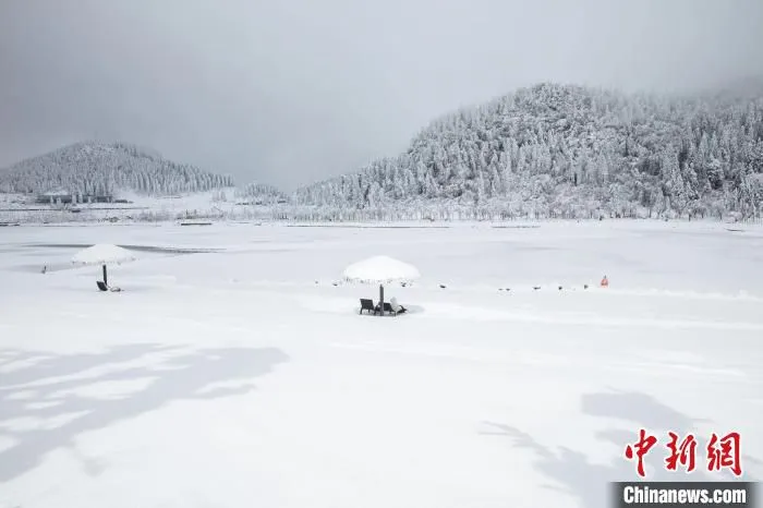 图为冰天雪地中的南天湖国家级旅游度假区。　重庆市丰都县旅游开发建设管理委员会供图