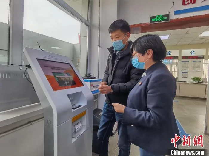 图为西宁住房公积金管理中心工作人员引导客户办理业务。　祁增蓓 摄