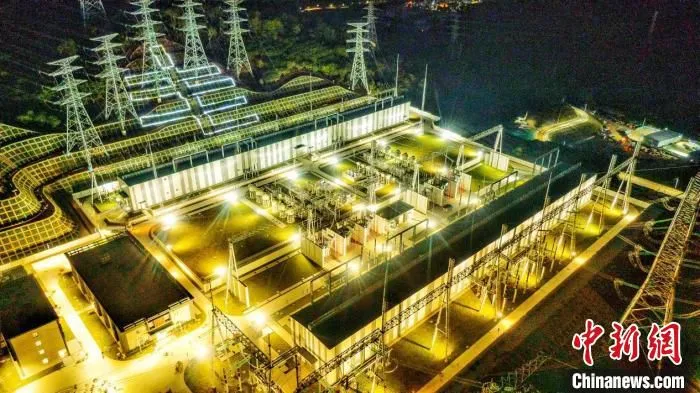 深圳首座新建500千伏智能变电站——屹百站夜景。　李志杰 摄
