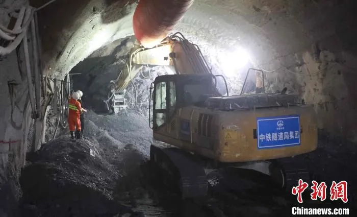 图为施工机械在隧道内进行铣挖作业。　陈华波 摄