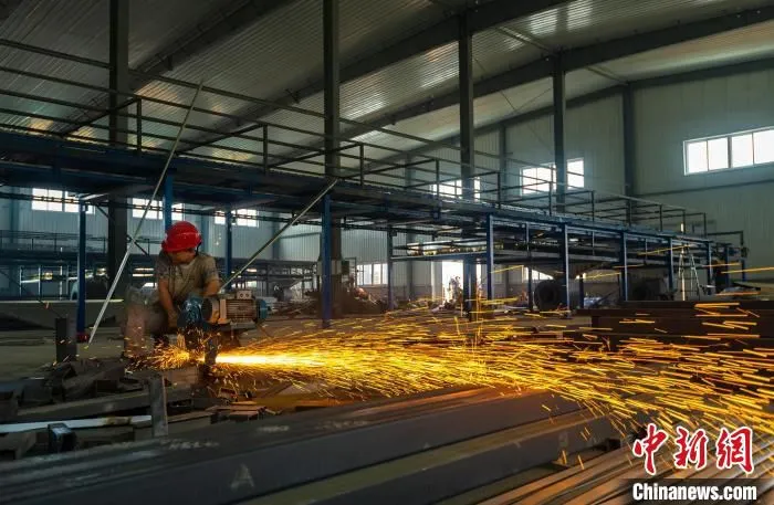 工人们正在厂房内加紧建设乳胶制品生产线。　张文军 摄