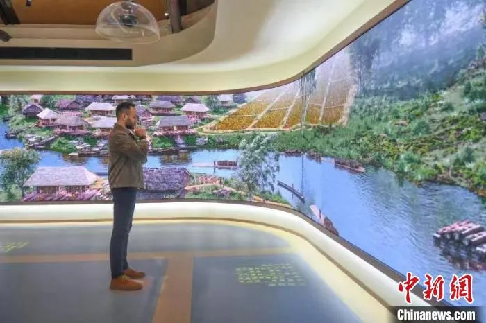 福迪尔在数字长卷前看良渚先民的生活场景。　王刚 摄