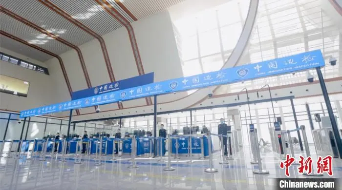 图为出入境验证大厅工作区。　磨憨边检站供图