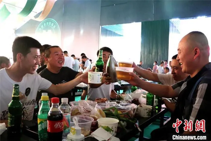 游客在哈尔滨国际啤酒节举杯共饮 孙汉仑 摄