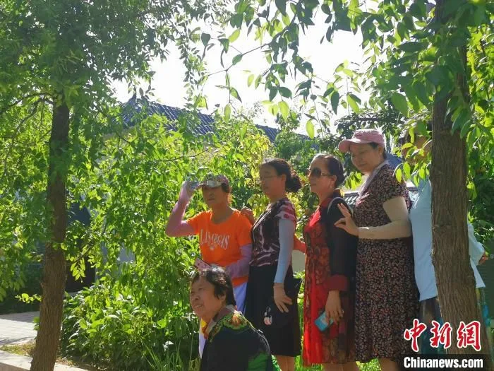 游客在韦桥村中合影留念。　李元昊 摄