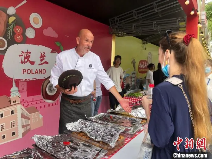 厨师介绍波兰美食。　林波 摄