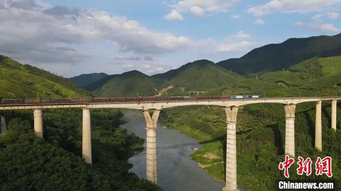 图为南昆铁路繁忙货物运输 邢星 摄