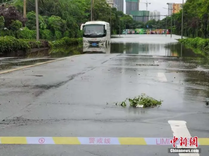 7月21日，河南，郑州暴雨第二日，经过一夜的抢险救援积水路段的积水明显下降，但街头仍有多处积水严重。图为洪水消退后的郑州街头。中新社记者 李贵刚 摄