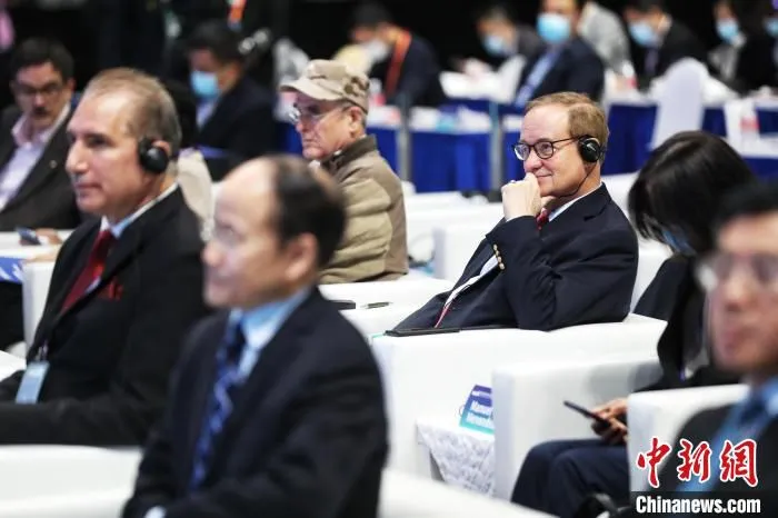 中美嘉宾共同出席论坛，听取内容并交流。　张亨伟 摄