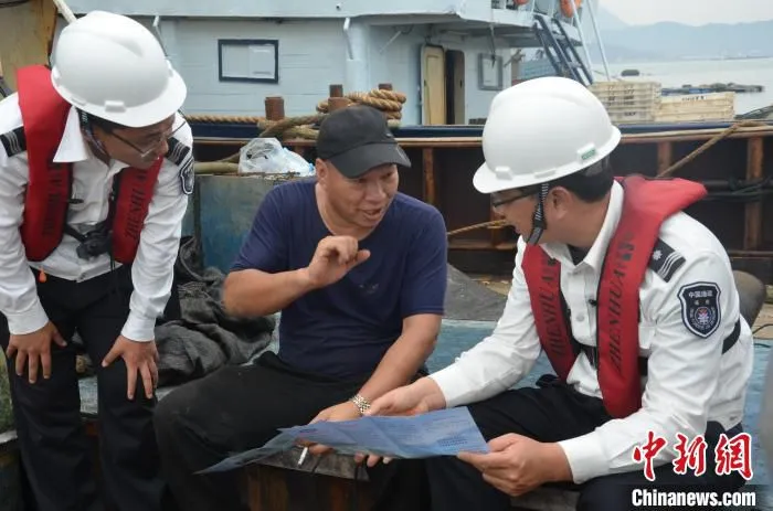 福建省各级海洋与渔业主管部门及渔业执法机构开始伏季休渔前的宣传动员。　叶雨淋 摄