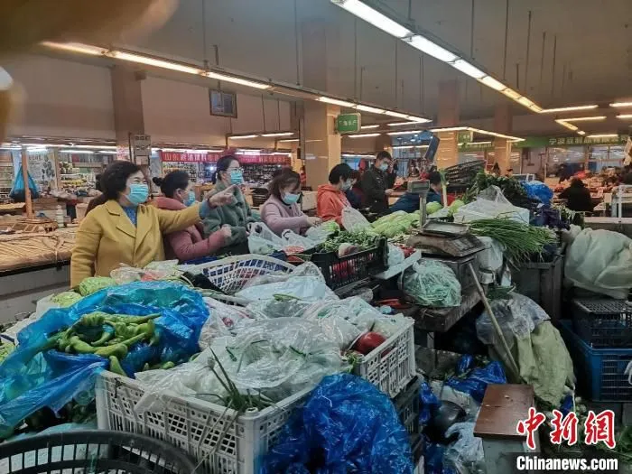 市民选购菜品。　朱燕君供图