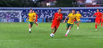 北京时间6月19日，U17亚洲杯小组赛第2轮的对决，中国队迎战澳大利亚队。上半场比赛，澳大利亚16分钟之内连入4球。澳大利亚全场补时阶段再下一城。而中国队门将谢龚博2次扑出对手点球，王钰栋和蒯纪闻为中国队打入2球；下半场，王钰栋完成梅开二度，但最终中国国少还是3-5惜败给澳大利亚，前2轮战罢1平1负，末轮将对阵沙特。中国队和澳大利亚队预赛阶段曾经遇到过，中国队1-3负于对手。小组赛首轮，澳大利亚0-2负于沙特，而中国队则是1-1和塔吉克斯坦握手言和。第7分钟，刘铁诚禁区内犯规送点，好在伊兰坤达操刀主罚的点球被中国队门将谢龚博扑出，随后的补射再次被谢龚博挡出。第9分钟，澳大利亚右路低平球传中，伊兰坤达铲射得手，中国队的城池还是告破，0-1。第12分钟，澳大利亚队的德阿布雷乌禁区前沿远射，皮球弹地造成中国队门将谢龚博出现黄油手，中国队0-2落后。第14分钟，中国队前场抢断得手，王钰栋点球点附近接横传，晃开防守推射空门为中国队扳回1球，1-2。第18分钟，伊兰坤达禁区前沿远射打出世界波，澳大利亚取得3-1的领先。第27分钟，澳大利亚右路突破后传中，格拉松近距离推射得手，澳大利亚取得4-1的领先。第34分钟，伊兰坤达拿球杀入禁区，最后的劲射被谢龚博扑出。第39分钟，中国队后卫杨博雯禁区内放倒对手，澳大利亚再次获得点球机会，不过谢龚博再次将对手主罚的点球扑出。上半场补时第2分钟，伊兰坤达拿球一路杀到底线，最后的小角度射门击中立柱。上半场补时第7分钟，蒯纪闻远射为中国队扳回1球，中国队2-4落后进入下半场。第49分钟，蒯纪闻禁区前沿的弧线球兜射，擦着远端立柱偏出。第52分钟，伊兰坤达操刀主罚禁区前沿任意球，皮球擦着横梁飞出底线。第54分钟，孙康博杀到禁区前沿，一脚低射角度太正，被对手门将将球没收。第57分钟，王钰栋禁区内连续晃开防守，随后近距离一脚挑射得手，中国队再追1球，3-4。第77分钟，刘铁诚禁区内的射门，击中对手门将胸部。