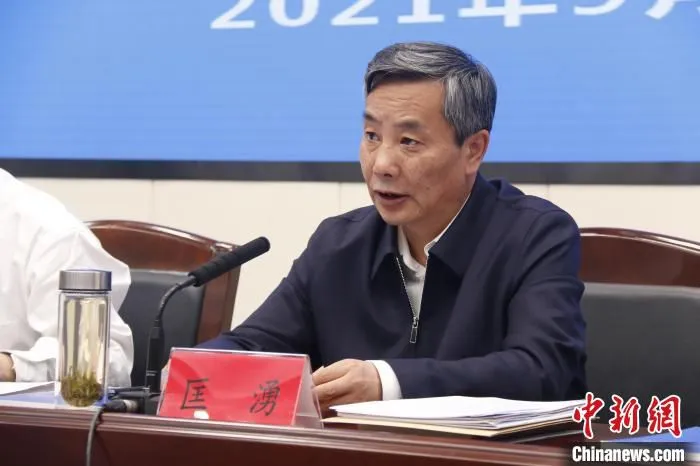 图为青海省政府副省长、省工商联主席匡湧作动员讲话。　祁妙 摄