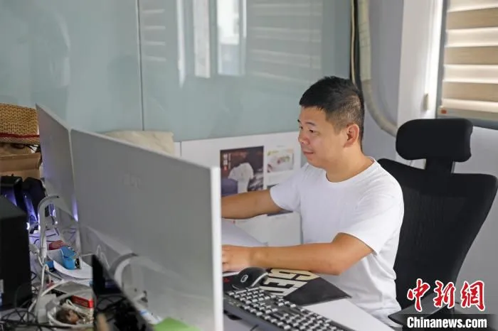 邹军林正在管理电商店铺。　熊明欢供图