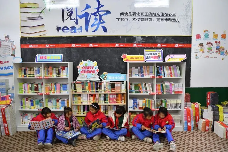 在江西省宜春市温汤镇社埠村小学里，充实了4000余册课外书籍及教辅书籍的阅读室焕然一新，帮助孩子们在阅读中找到通向更大世界的门。