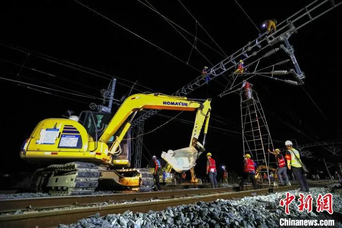 本次施工需在封锁点内拆除既有接触网5.2条公里，接触网倒锚及倒网施工，悬挂调整3.8条公里。　吴鹏泉 摄
