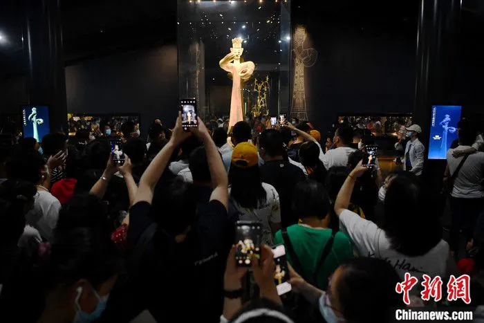 图为四川三星堆博物馆“五一”假期游客如织。 中新社记者 张浪 摄