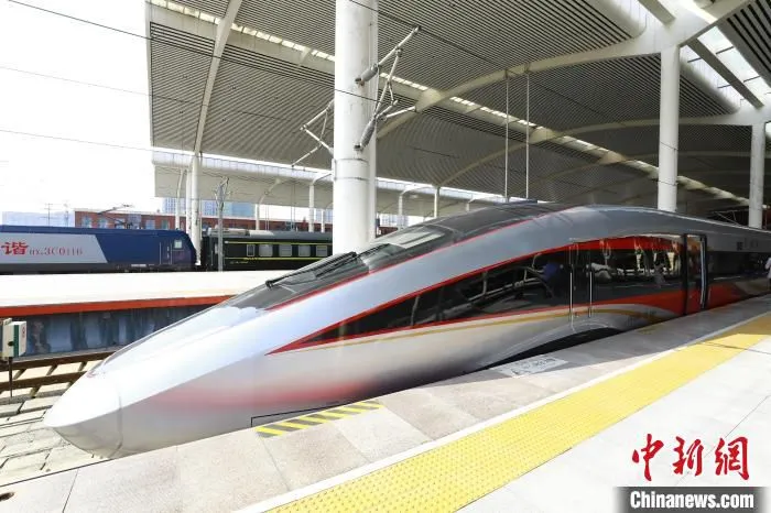 CR400BF-GZ型复兴号智能动车组。　周晓舟　摄