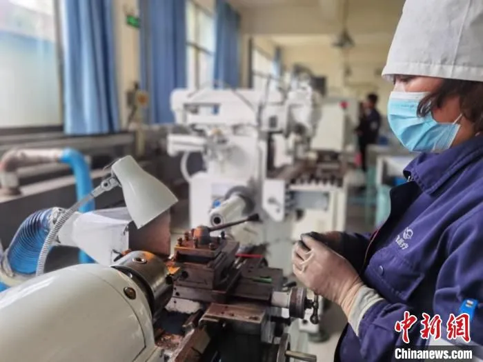 图为兰州高新区重点企业兰飞医疗公司人工机械心脏瓣膜的生产线。(资料图) 崔琳 摄