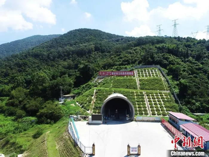 良睦隧道进口。　莫德钧 摄