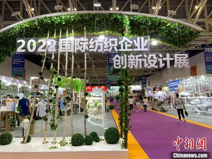 在柯桥举行的2022国际纺织企业创新设计展。　林波 摄