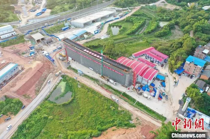 图为那舅特大桥首联连续梁浇筑现场。　杨万廷 摄