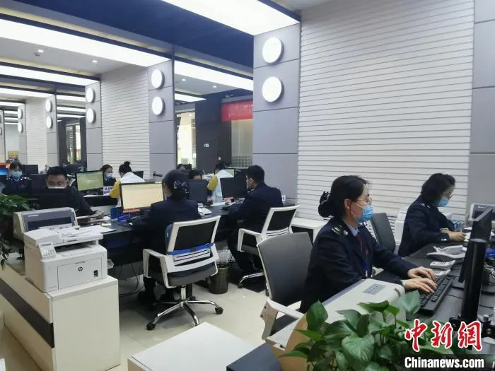 山西税务“减”流程、“加”服务，赋能市场主体，激活经济“血脉”。　高瑞峰 摄