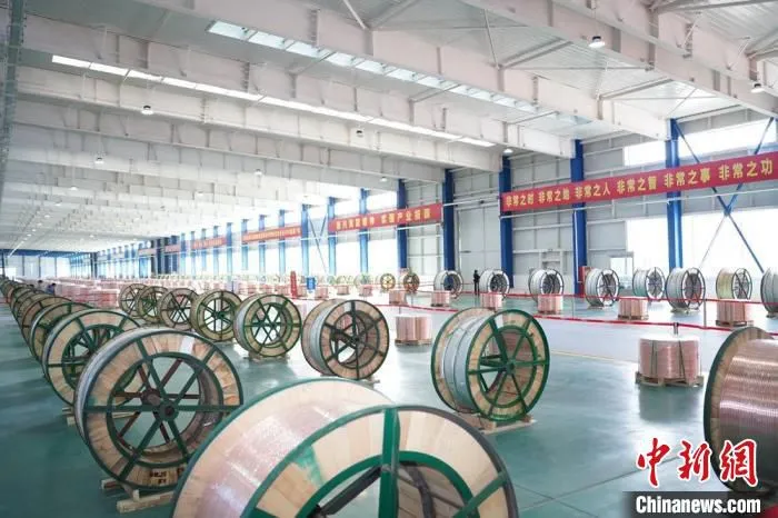 25万吨低氧光亮铜杆连铸连轧生产线4月1日在乌鲁木齐经济技术开发区(头屯河区)建成投产。　陶拴科 摄