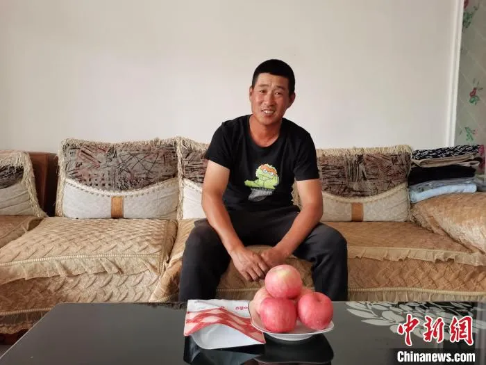 图为赵洪民讲诉自己的致富故事。　胡建华 摄