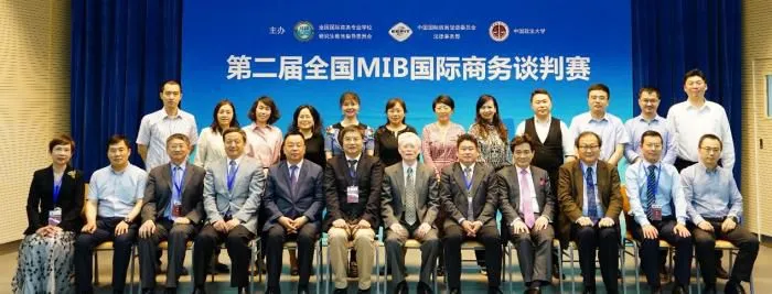 嘉宾与教师代表合影。刘炬 摄