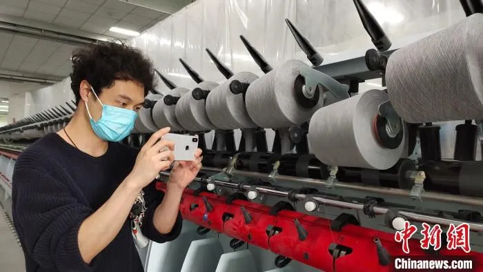 记者在溢达集团车间拍生产情况。　杨宗盛 摄